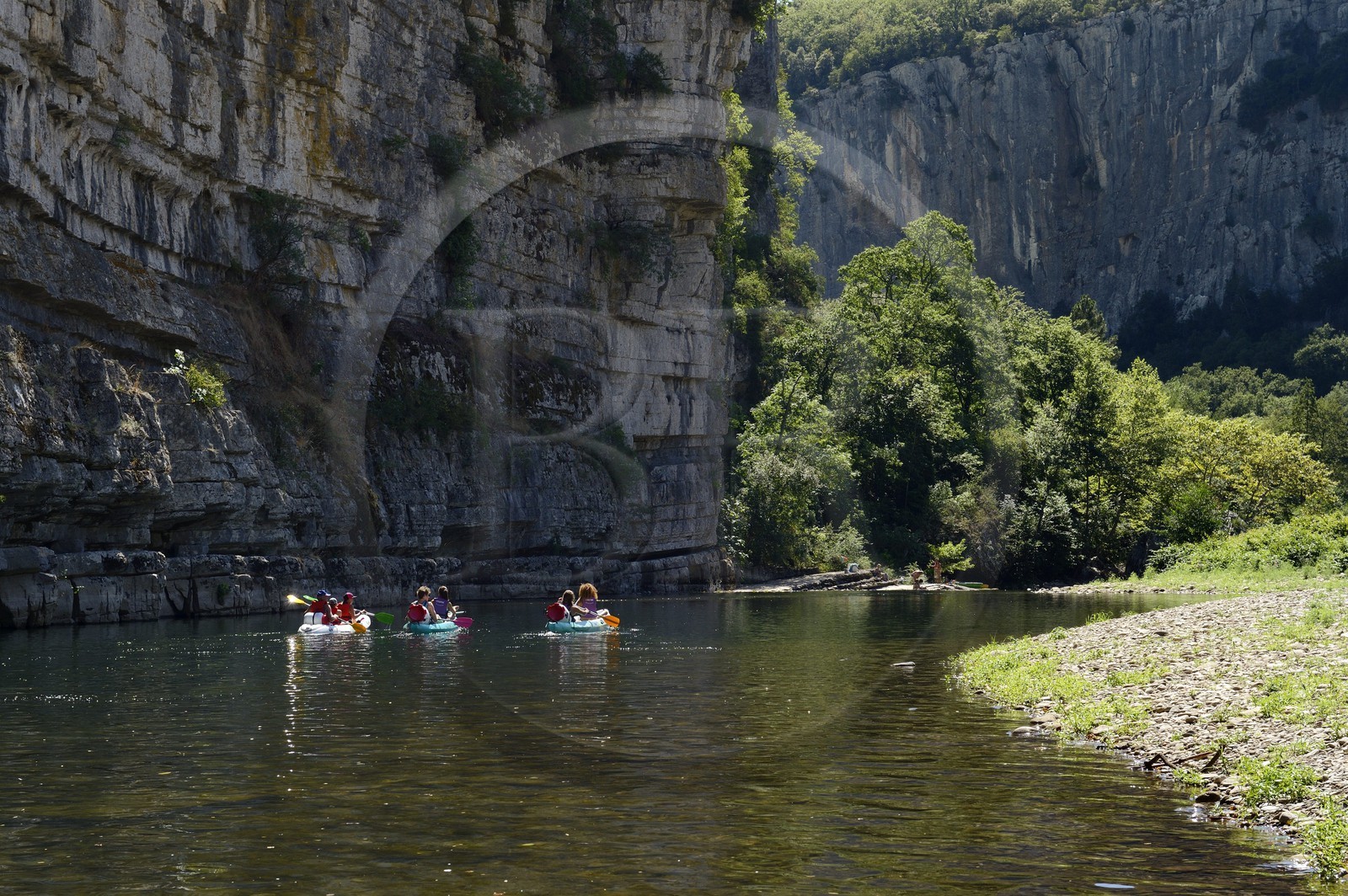France, Ardèche (07), Les Vans, kayaks descendant la rivière Chassezac