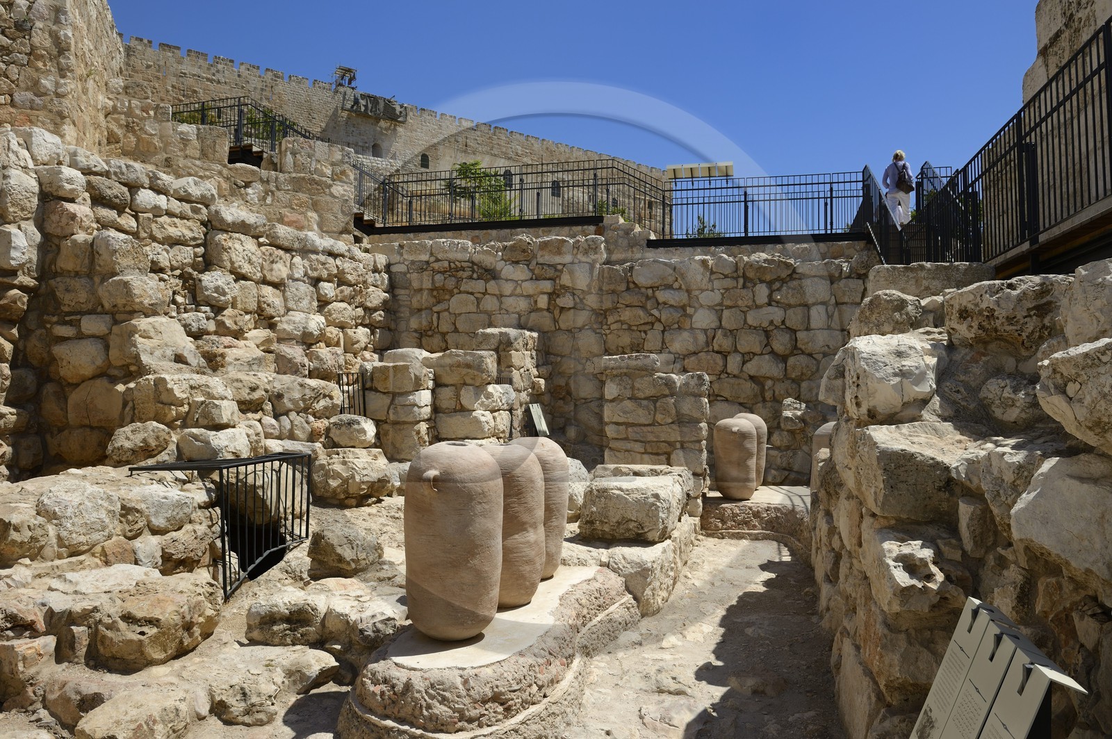 Israel, Jérusalem, ville sainte, vieille-ville classée Patrimoine Mondial de l'UNESCO, Centre Davidson, ruines de batiment datant de la période du premier temple liées à la cité de David
