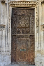 France, Seine-Maritime (76), Rouen, église Saint-Maclou joyau de l’art gothique flamboyant (XVème siècle), détail de la porte Renaissance en bois sculpté du portail gauche