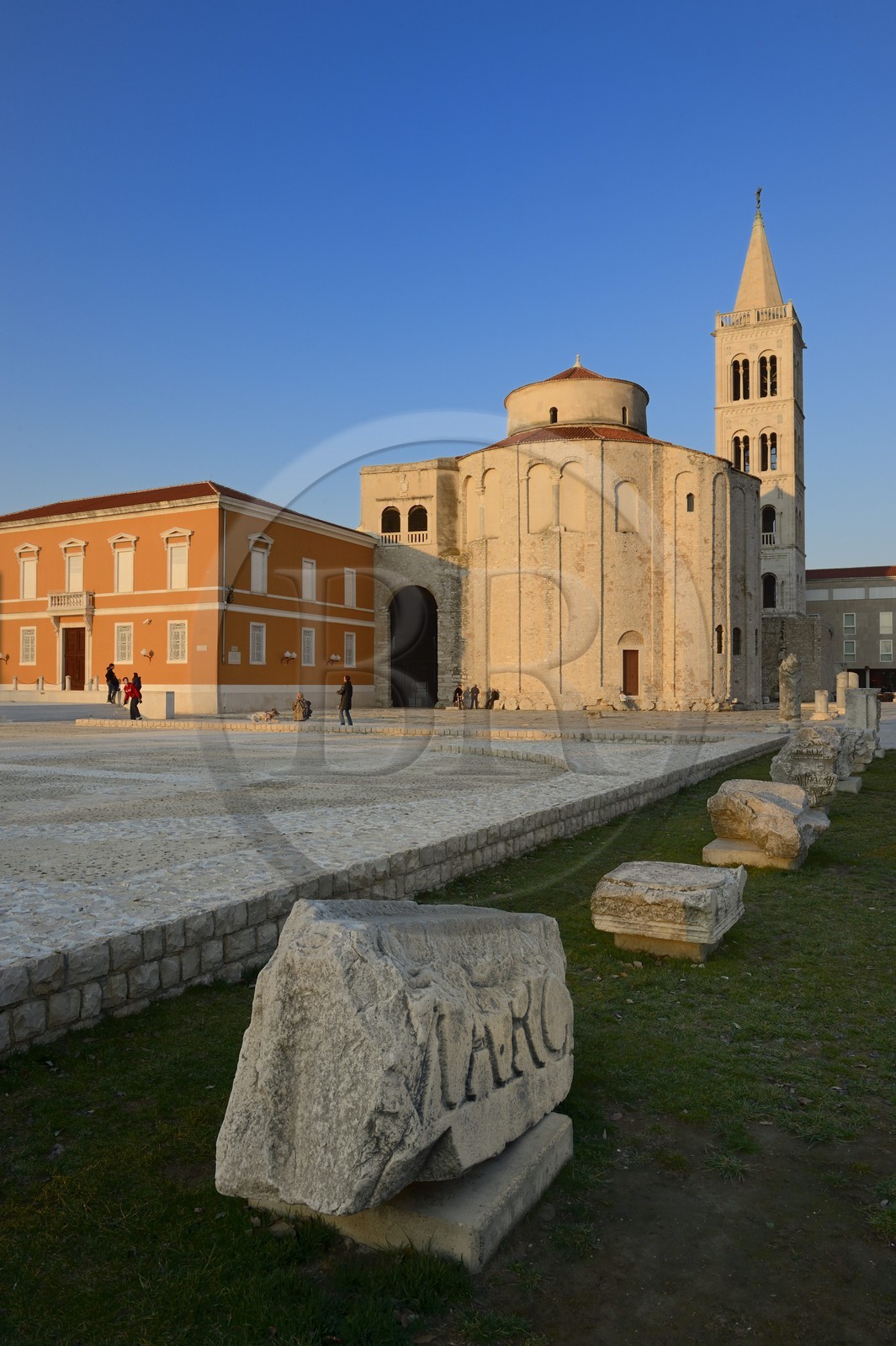 Croatie, Dalmatie, côte dalmate, Zadar, le forum romain, l'église Saint Donat et le campanile de la cathédrale
