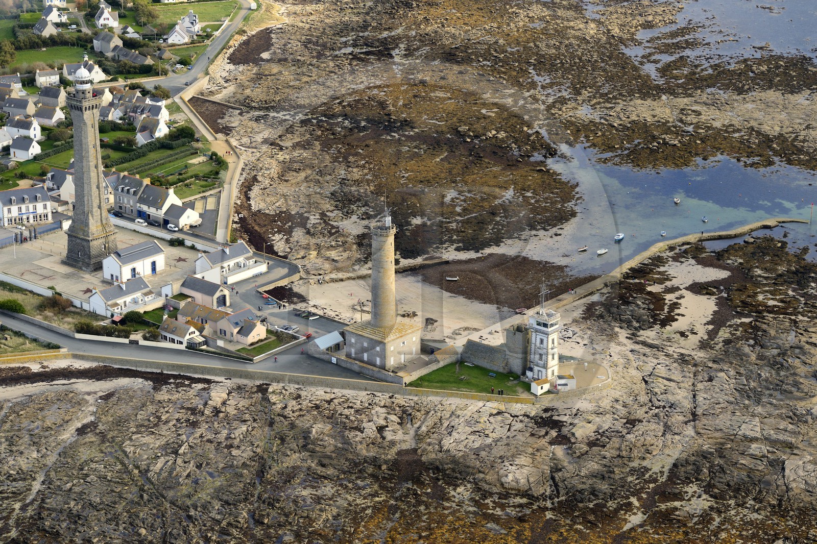 France, Finistère (29), Penmarc'h, Pointe de Penmarch, port Saint-Pierre, phare d'Eckmühl àgauche, ancien phare et sémaphore à droite (vue aérienne)
