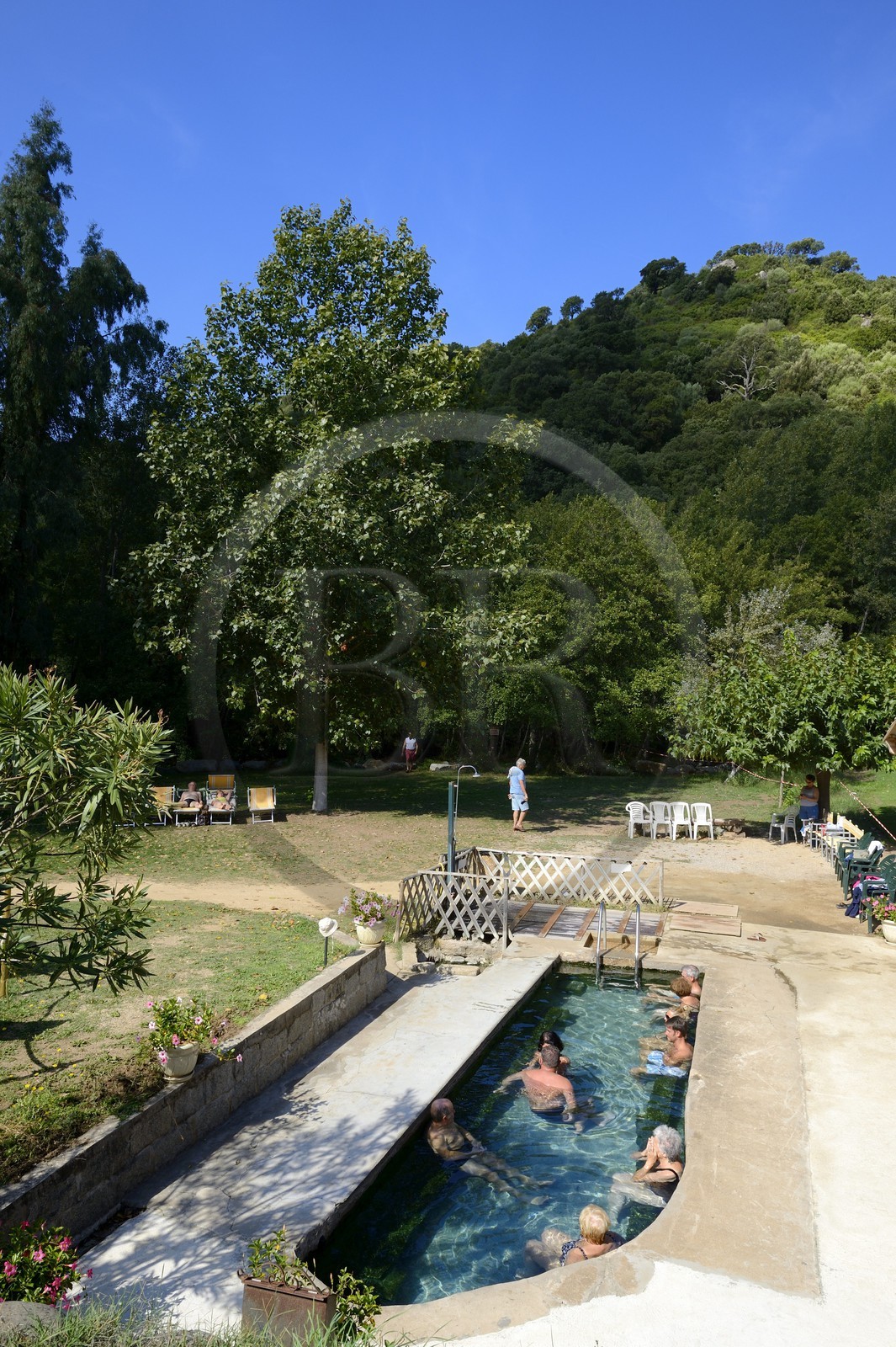 France, Corse-du-Sud (2A), région de Sartène, Sainte-Lucie-de-Tallano, les sources chaudes des bains de Caldane, une eau sulfureuse jaillit à 38°C dans un petit bassin