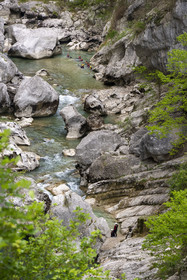 France, Alpes-de-Haute-Provence (04), Parc Naturel Régional du Verdon, Rougon, Grand Canyon du Verdon, canyoning dans la rivière du Verdon et les falaises du couloir Samson, vu depuis le sentier Blanc-Martel sur le GR4