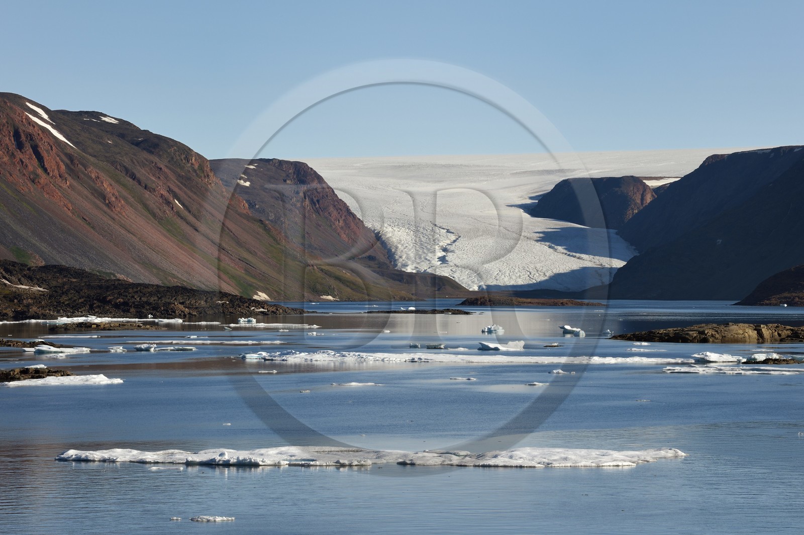 Groenland, cote Nord-Ouest, Smith sound au nord de la baie de Baffin, Inglefield Land, site de Etah dans le Foulke fjord, campement inuit aujourd'hui abandonné qui servit de base à plusieurs expéditions polaires, glacier Brother John et la calotte glaciaire en arrière plan