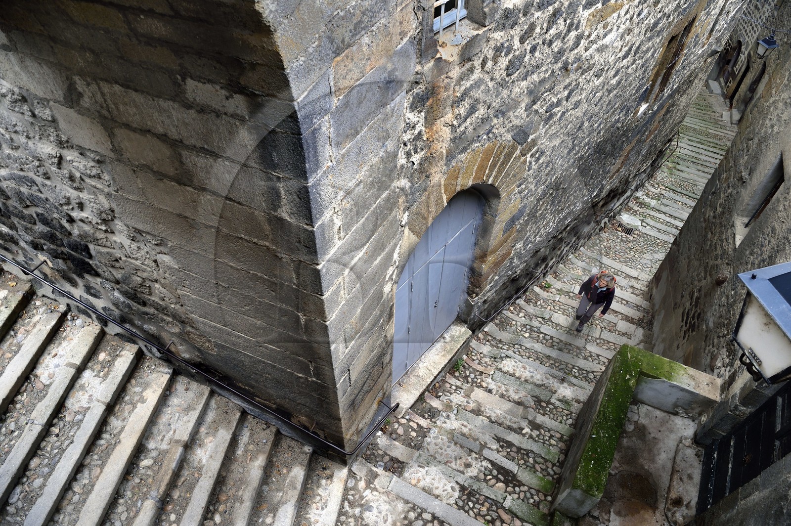 France, Haute-Loire (43), Le Puy-en-Velay, étape classée Patrimoine Mondial de l'UNESCO dans le cadre des chemins de Compostelle, ruelle en escalier, la montée du cloitre anciennement connue sous le nom d'escalier Boiteux