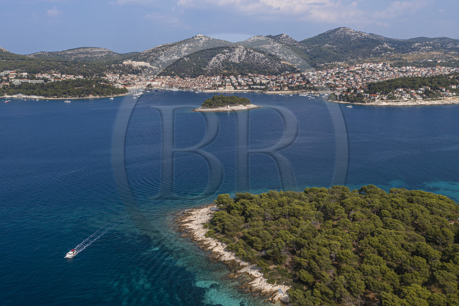 Croatie, Dalmatie, cote dalmate, Ile de Hvar, la ville de Hvar protégée par les Iles Infernales (en croate Paklinski otoci) au premier plan (vue aérienne)