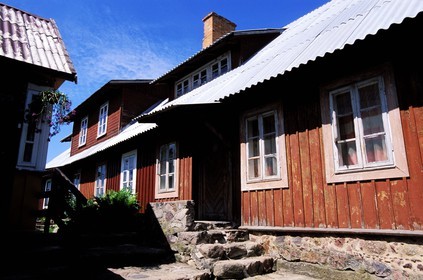 Lituanie (Pays Baltes), Trakai, maisons en bois de la rue principale de Trakai où vivaient les Karaïtes
