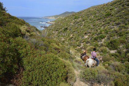 France, Haute Corse, Nebbio, Punta di l’Acciolu (Acciola), riders trekking in the Agriates Desert