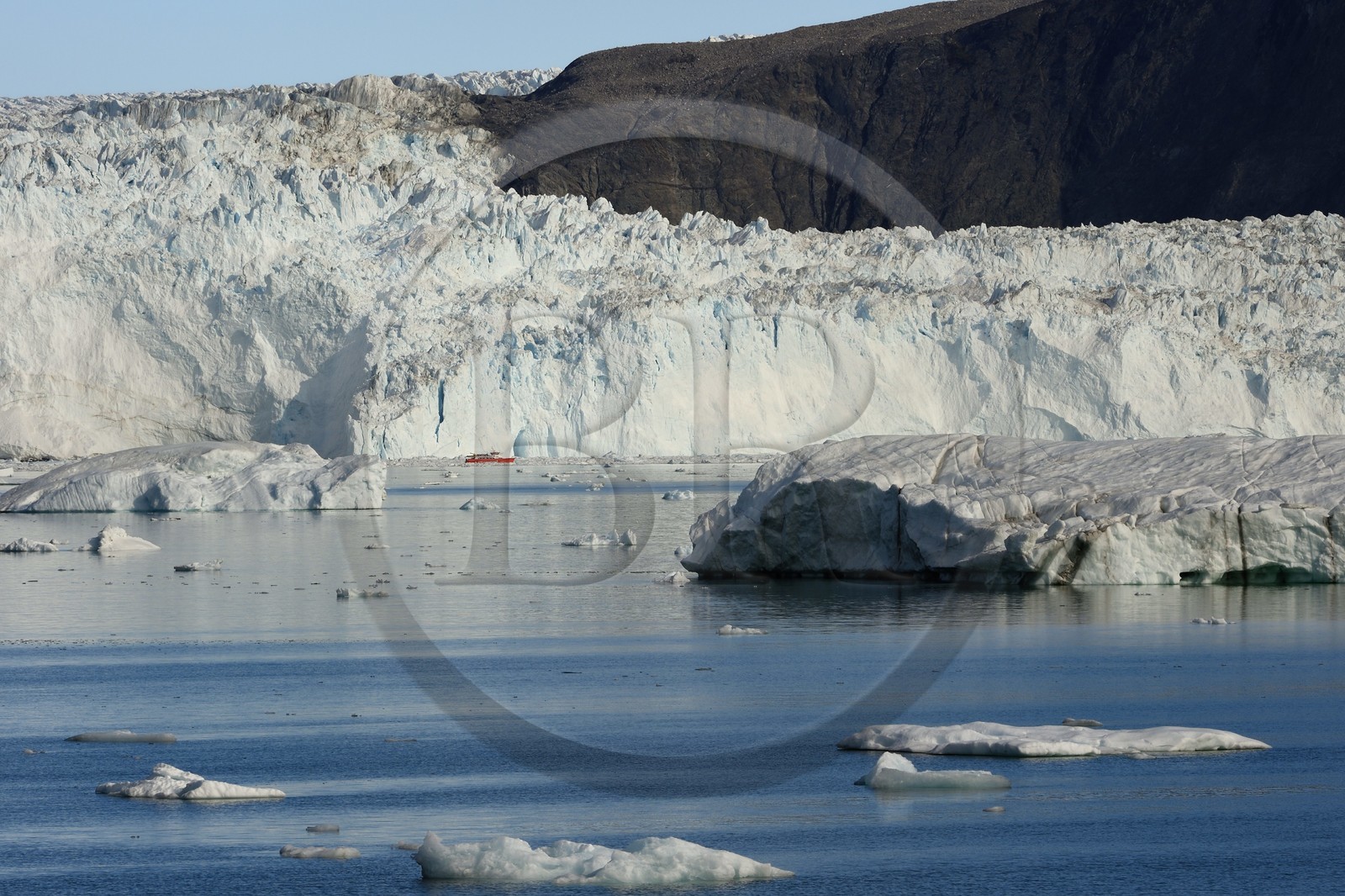Greenland, west coast, Disko Bay, Quervain Bay, boat progressing at a good distance in front of the Eqip Sermia Glacier (Eqi Glacier) stretches for 4 km and rises up to 50 meters in height