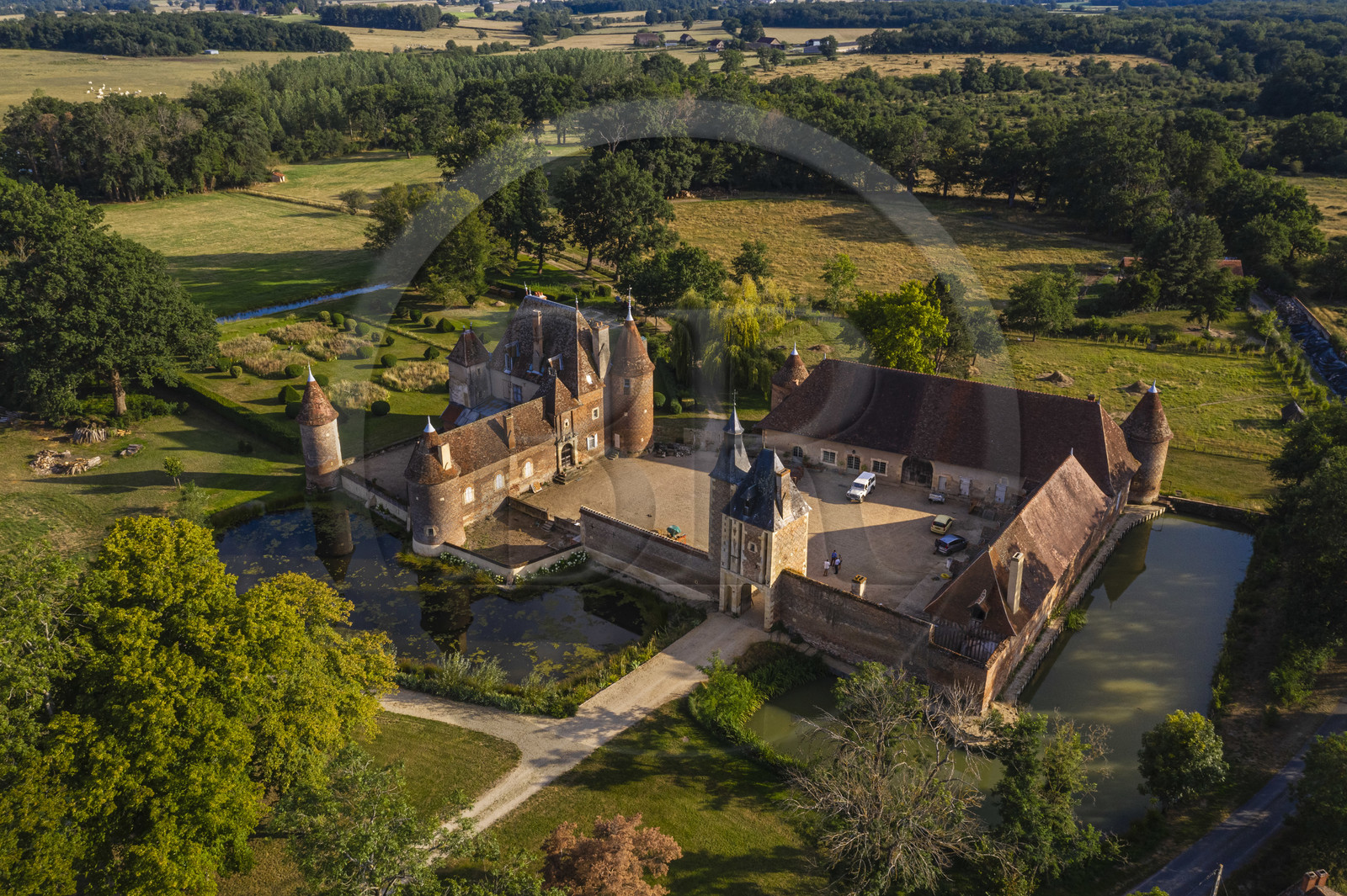 France, Allier (03), ancienne province du Bourbonnais, Chapeau, chateau de la Cour (XVe siècle à fin du XVIe siècle) et ses douves (vue aérienne)