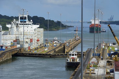 Panama, province de Colon, Canal de Panama, écluses de Gatun, cargo Panamax porte-conteneurs passant l'écluse, remorqueur