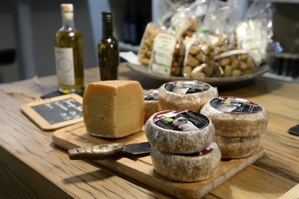 France, Corse-du-Sud (2A), Ajaccio, le concept store Bio Kinov, vente de fromages et autres produits corses
