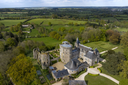 France, Vendée (85), Sèvremont, le chateau de la Flocellière, gite et chambre d'hotes (vue aérienne)