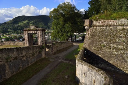 France, Pyrénées-Atlantiques (64), Pays-Basque, Saint-Jean-Pied-de-Port, la citadelle consolidée par Vauban au sommet de la colline de Mendiguren, la Porte du Roi