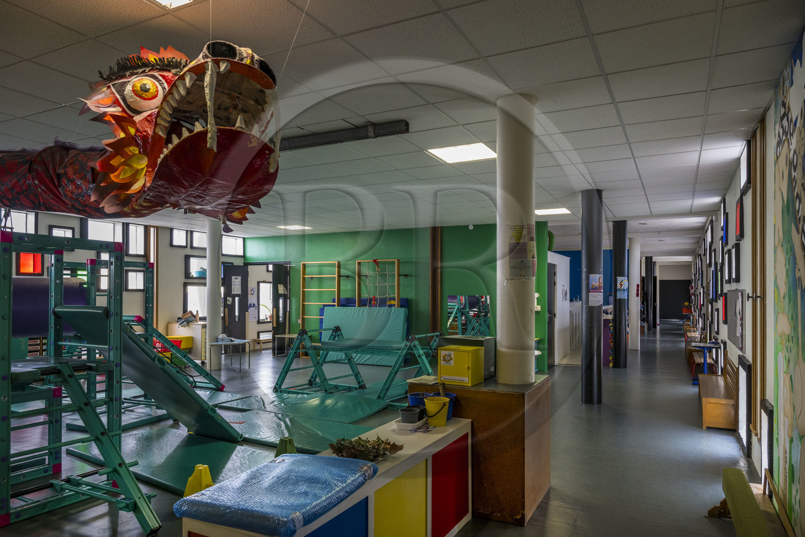 France, Loire-Atlantique (44), banlieue de Nantes, Rezé, la Maison Radieuse par l'architecte Le Corbusier, l'école maternelle installée sur le toit-terrasse, salle de classe