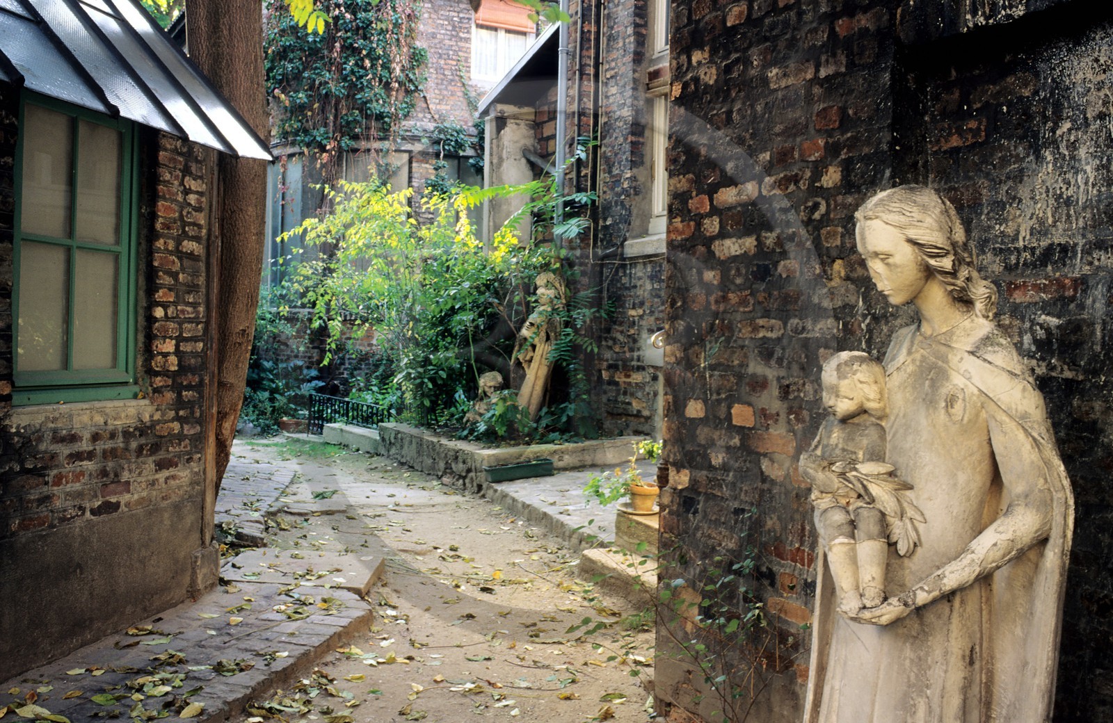 France, Paris (75), résidence d'artistes La Ruche, 2 passage de Dantzig, sculpture