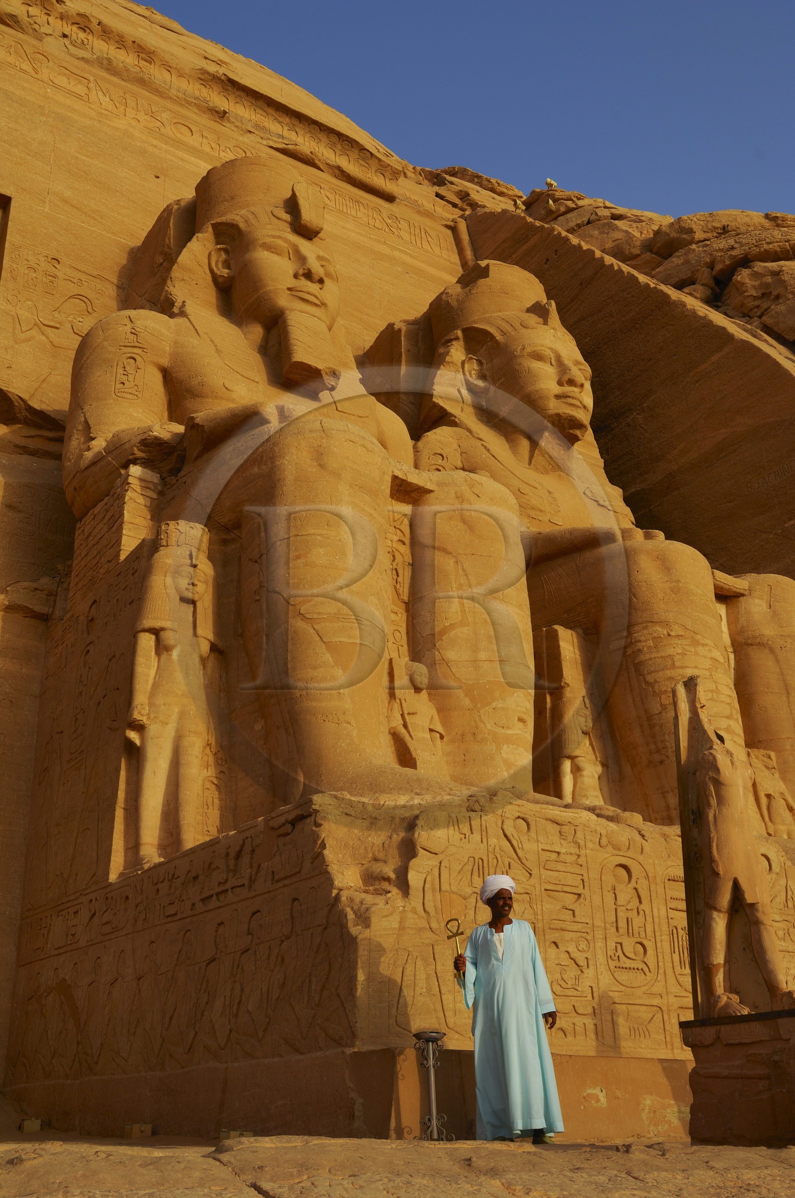 Egypte,  Lac Nasser, Abou Simbel, le gardien devant le Grand Temple de Ramses II