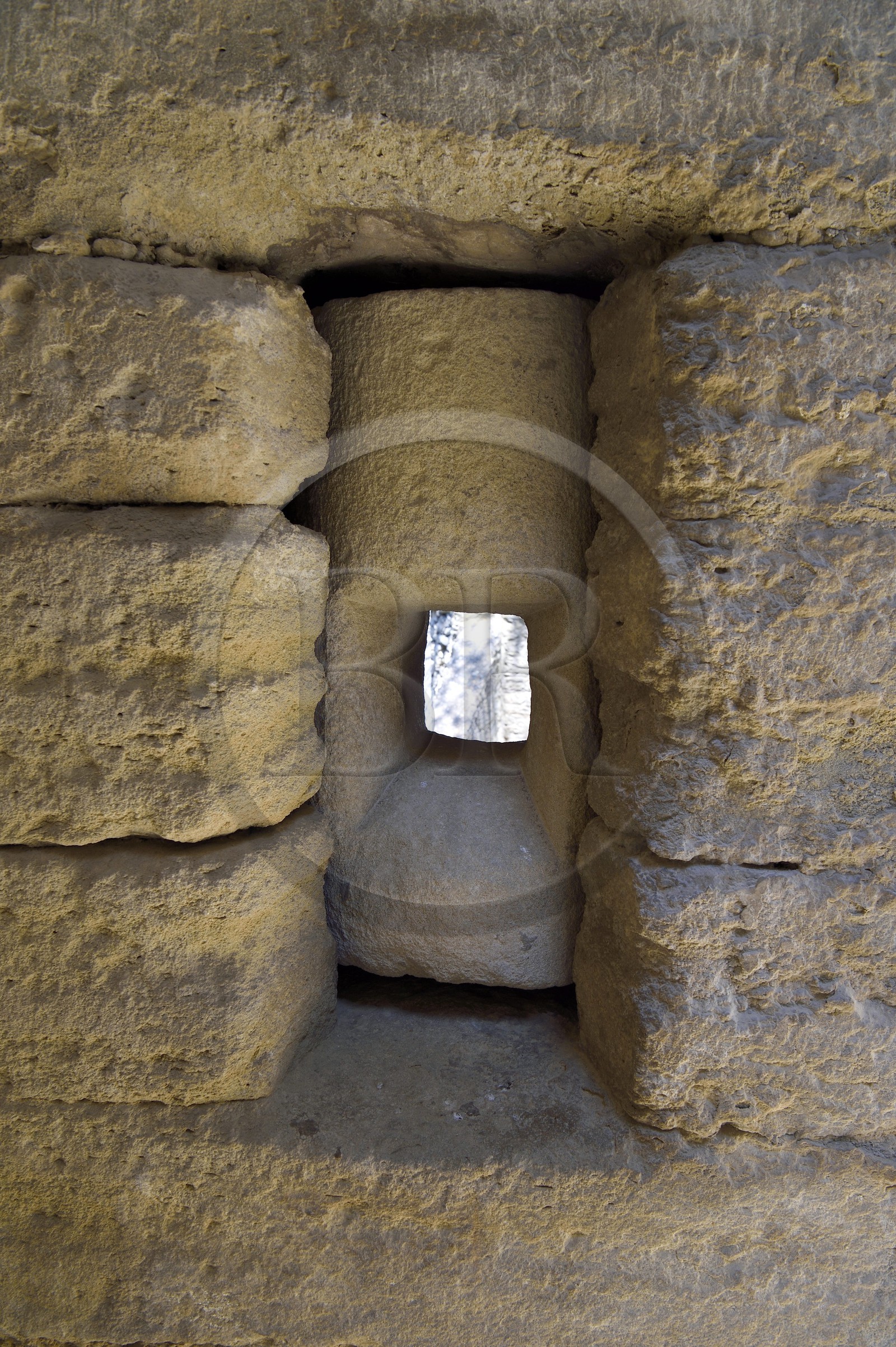 France, Vaucluse (84), Saumane-de-Vaucluse, Chateau de Saumane, une des residences du Marquis de Sade, meurtrière à rotule qui se ferme lors de la rotation du module central