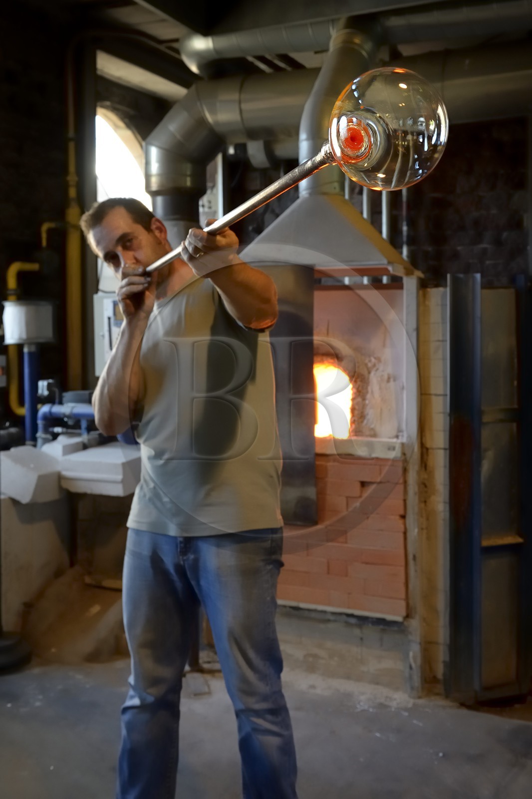 France, Moselle, Meisenthal, glassblower at the Centre international d'Art verrier (CIAV) (international glass centre) in the hot glass workshop