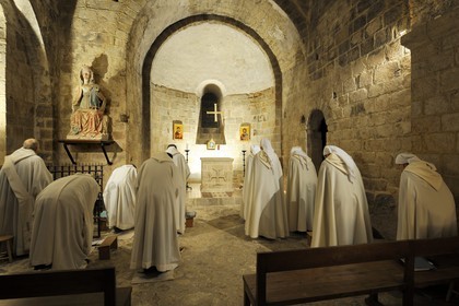 France, Manche (50), l'abbaye du Mont-Saint-Michel, classé Patrimoine Mondial de l'UNESCO, l'église abbatiale, frères et soeurs des Fraternités Monastiques de Jérusalem les Laudes dans la chapelle des Trentes Cierges