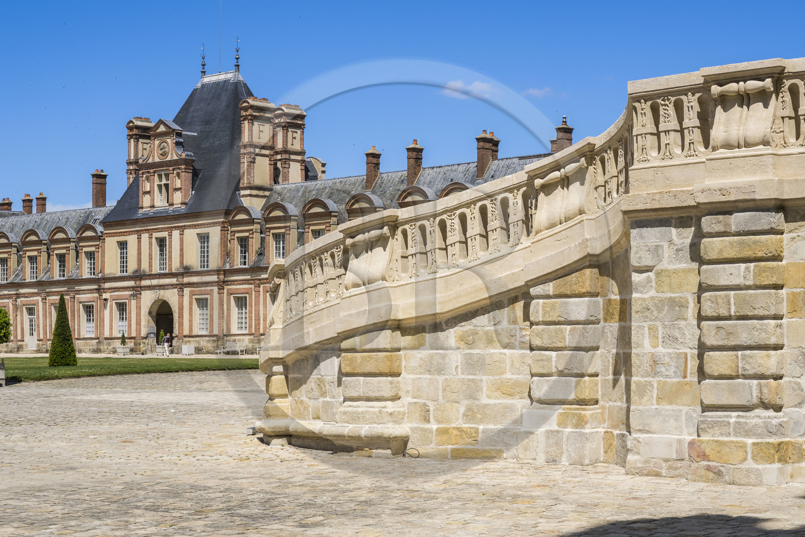 France, Seine-et-Marne (77), Fontainebleau, chateau de Fontainebleau, classé Patrimoine Mondial par l'UNESCO, Cour du Cheval blanc, escalier du Fer-à-cheval réalisé en 1550 par Philibert Delorme puis refait entre 1632 et 1634 par Jean Androuet du Cerceau, il est composé de deux monumentales volées chantournées parallèles de 46 marches