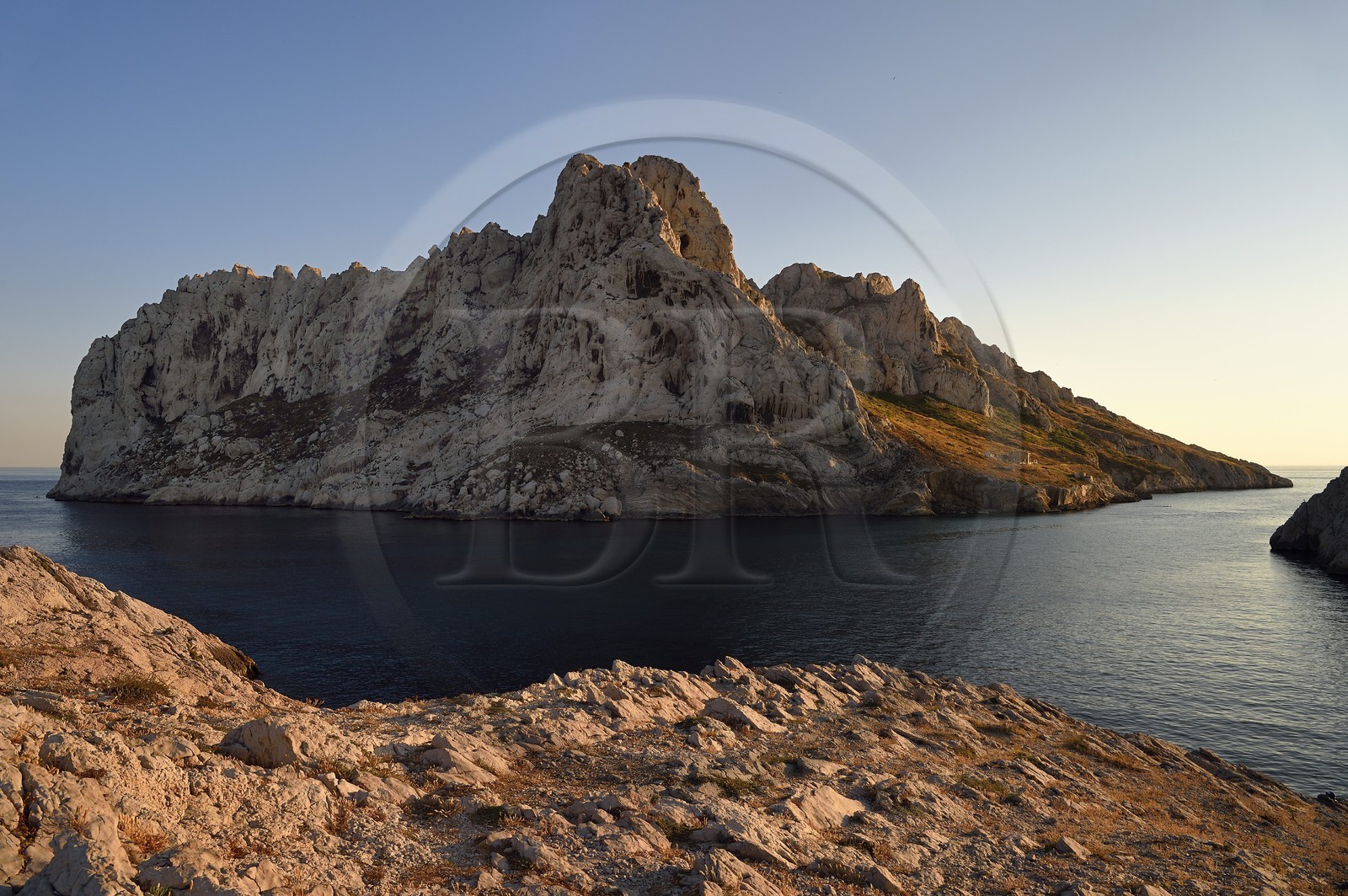 France, Bouches-du-Rhône (13), Marseille, Parc national des Calanques, Les Goudes, passages des Croisettes, les falaises de l'Ile Maire (demande d'autorisation nécessaire avant publication)