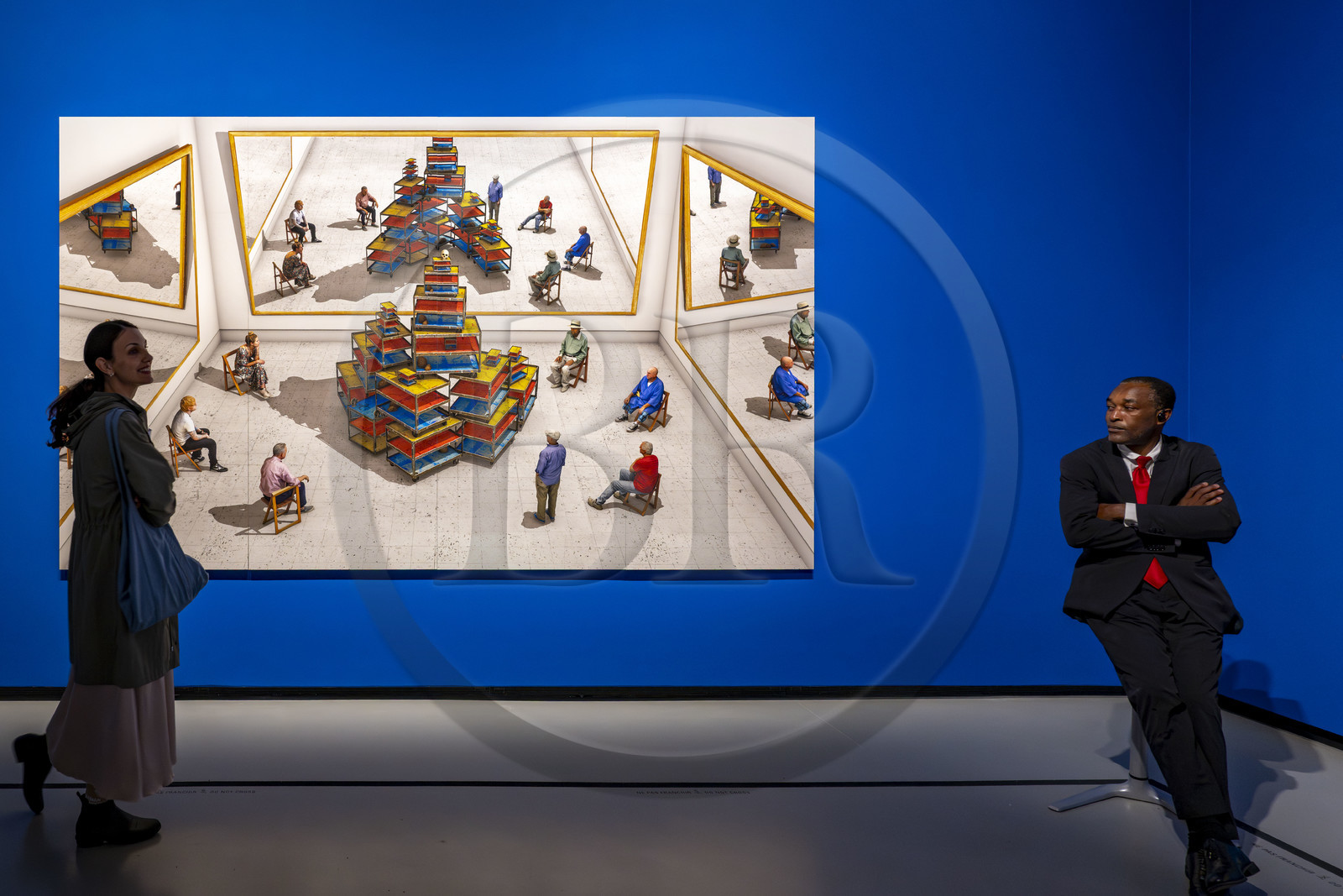 France, Paris (75), Bois de Boulogne, la fondation Louis Vuitton de l'architecte Frank Gehry, exposition David Hockney 25, Spectateurs regardant un ready-made avec crâne et miroirs (2018)