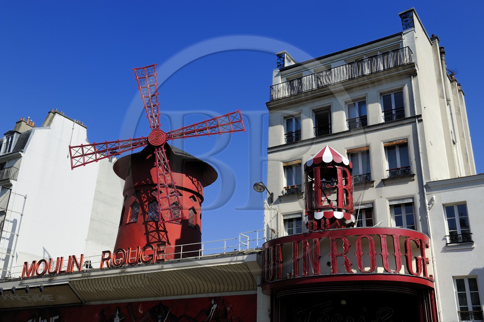 France, Paris (75), quartier de Pigalle, place Blanche, le Moulin Rouge (Moulin Rouge, marque déposée, demande d'autorisation nécessaire avant toute publication)