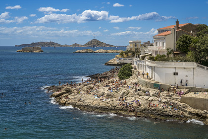 France, Bouches-du-Rhône (13), Marseille, quartier d'Endoume, la plage de roches blanches du Petit Nice allant de l'anse de la Fausse-monnaie à l'anse de Maldormé, le petit fort de l'Ile Degaby et l'Archipel des îles du Frioul en arrière plan