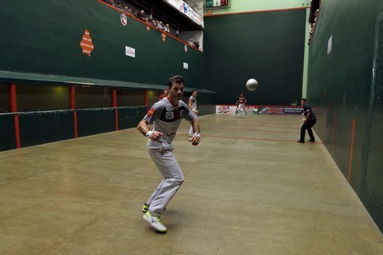 France, Pyrenees Atlantiques, Basque Country, Saint Jean Pied de Port, trinquet Garat, traditional Basque pelota party with bare hand for the Chasseurs (hunters) Cup