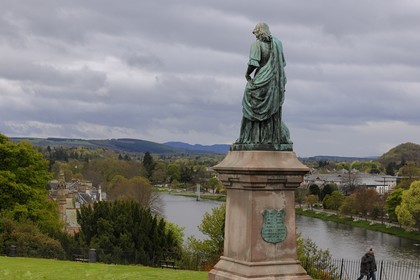 Royaume-Uni, Ecosse, région des Highlands, Inverness,  la statue de Flora Mac Donald qui aida Bonnie Prince Charlie à échapper aux anglais surplombe la rivière Ness