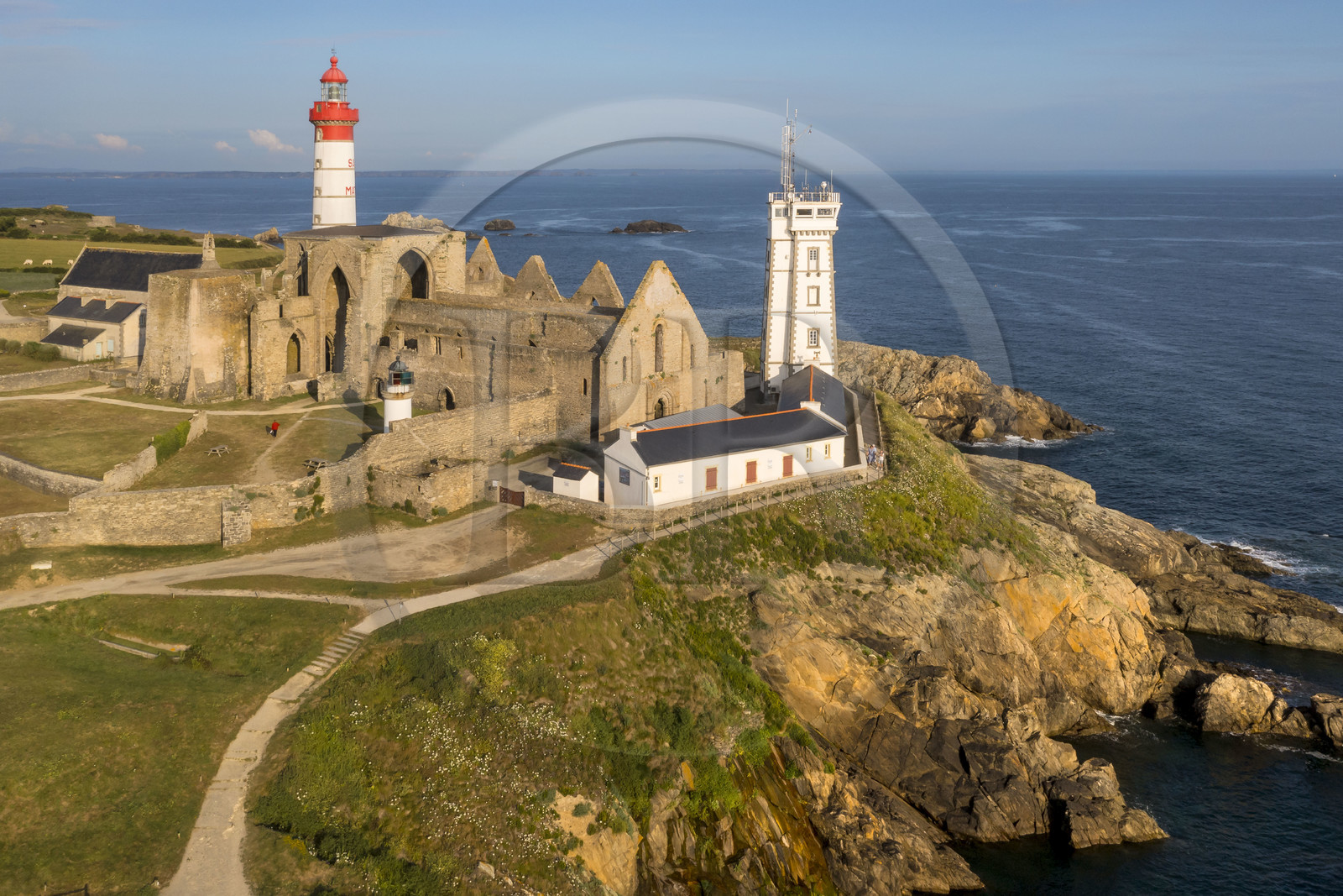 France, Finistère (29), Plougonvelin, la Pointe de Saint-Mathieu, départ du Chemin de Saint-Jacques de Compostelle, le Phare de Saint-Mathieu construit en 1835, l'abbaye Saint-Mathieu de Fine-Terre et le sémaphore de 1906 (vue aérienne)