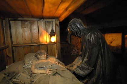 Royaume-Uni, Ecosse, Edimbourg, des voûtes souterraines, ayant d'abord servi d'entrepôts, d'ateliers et de tavernes servirent plus tard de logements aux pauvres, illustration de la peste