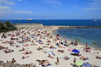 France, Alpes-Maritimes (06), Antibes, plage de la Gravette nichée dans les remparts de la vieille ville