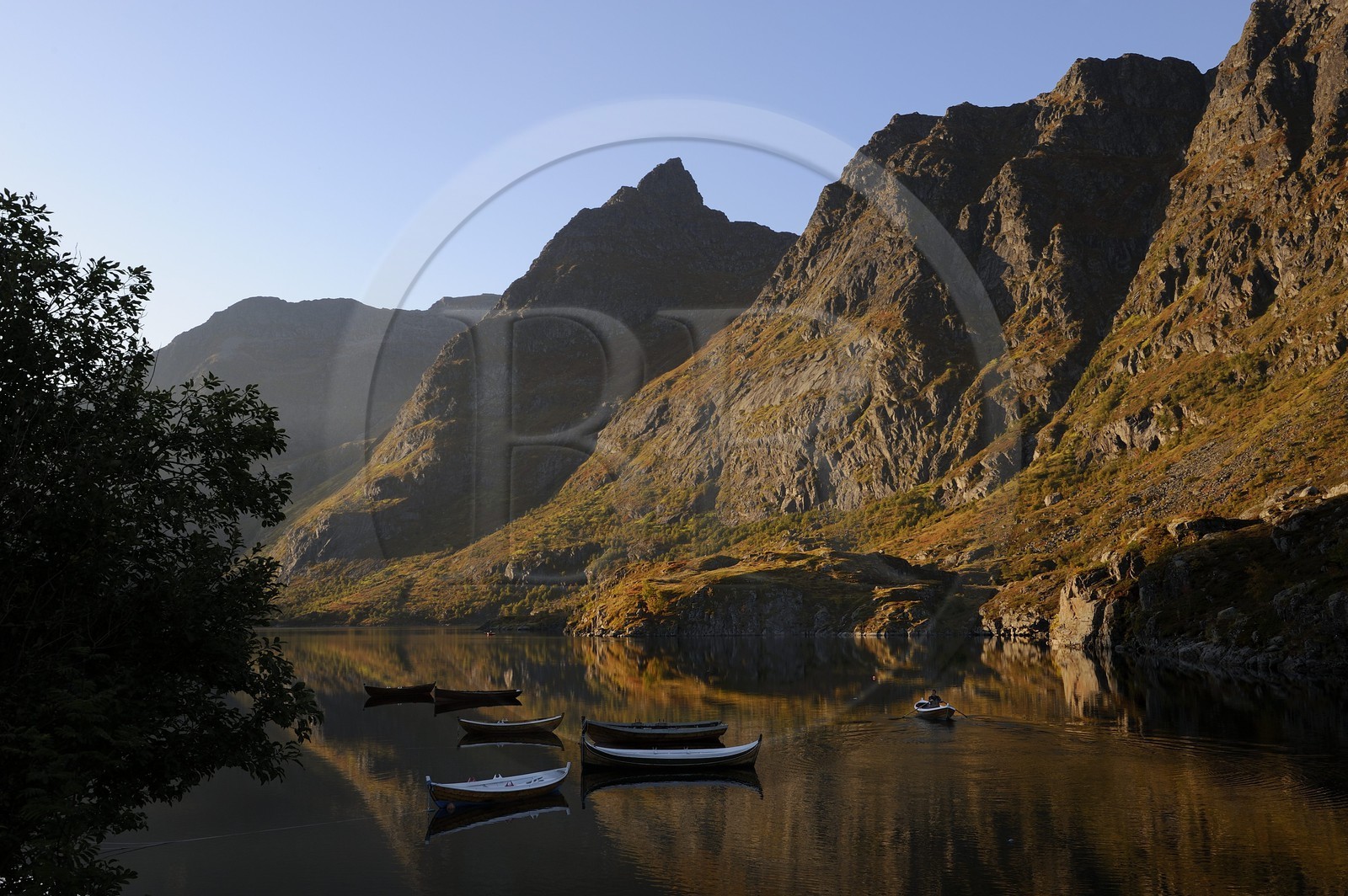 Norvège, Nordland, Iles Lofoten, commune de A (Å) à l'extrémité de Moskenesoy, barques sur un petit lac