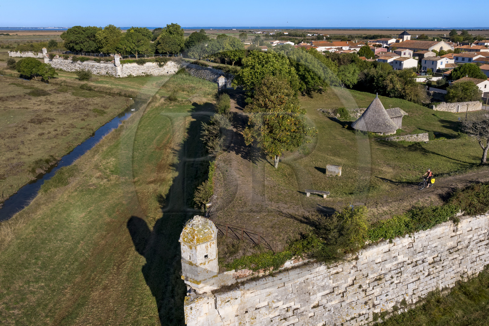 France, Charente-Maritime (17), Saintonge, Marennes-Hiers-Brouage, citadelle de Brouage, labellisé Les Plus Beaux Villages de France, les remparts batis de 1630 à 1640 sont munis d'échauguettes (vue aérienne)