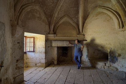 France, Dordogne (24), Périgord Noir, vallée de la Dordogne, Marquay, château de Puymartin appartenant à la famille De Montbron,  Xavier De Montbron dans la salle des gardes où fut emprisonnée puis emmuré Thérèse de Saint-Clar devenue le fantome de la Dame Blanche