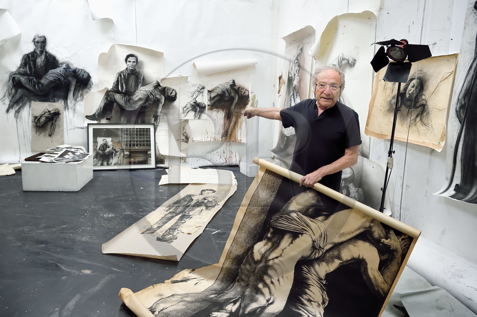 France, Ivry-sur-Seine (94), l'artiste plasticien Ernest Pignon-Ernest dans son atelier