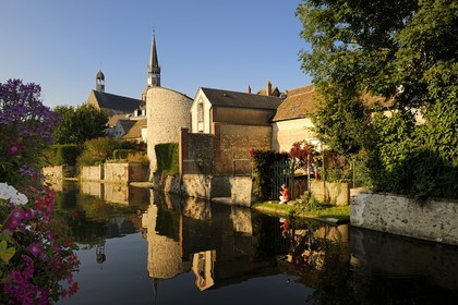 France, Eure-et-Loir (28), Bonneval, le fossé des remparts, enfants à la pêche