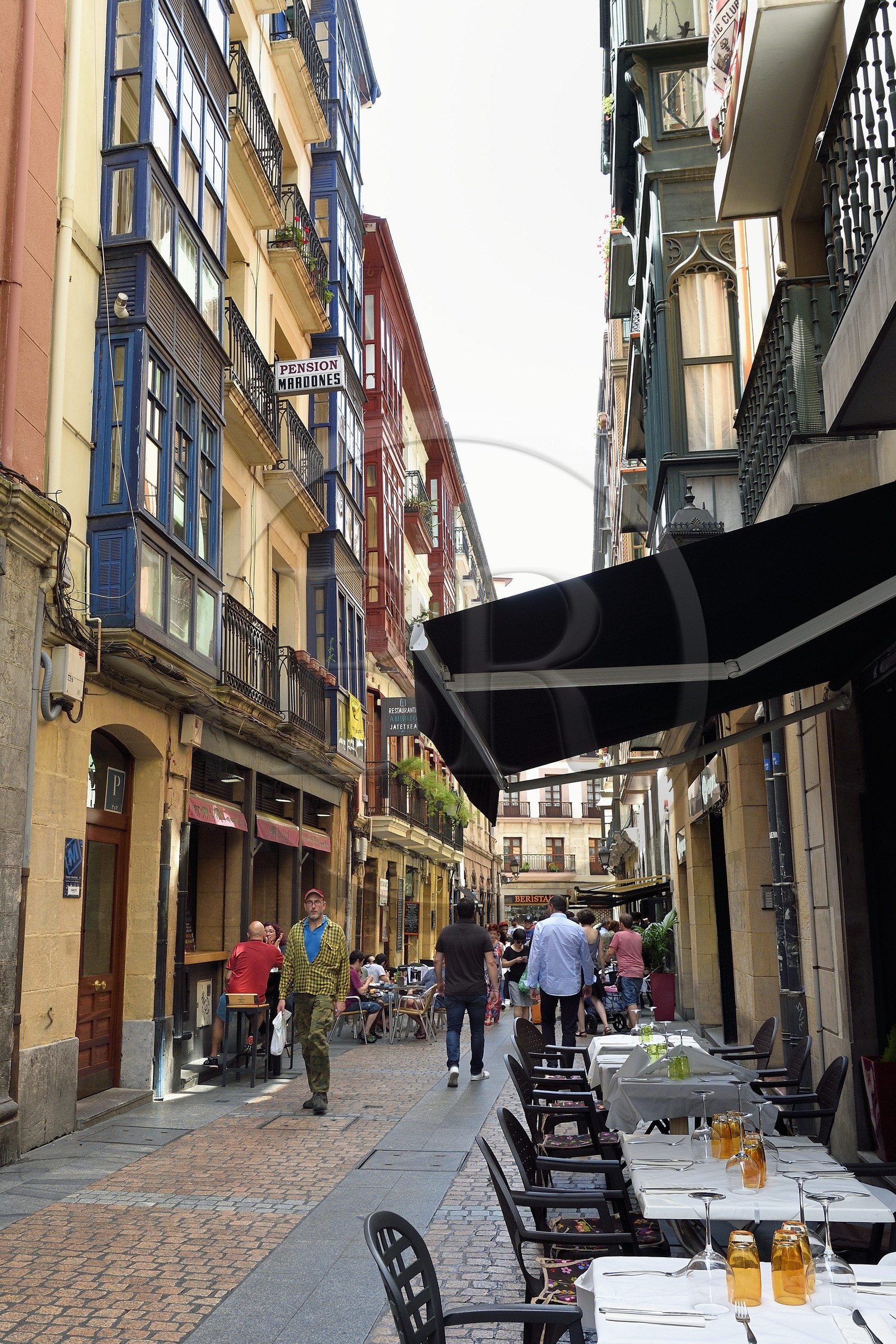Spain, Basque Country, Biscay Province, Bilbao, Casco Viejo (old town), restaurant in the street Jardines Kalea