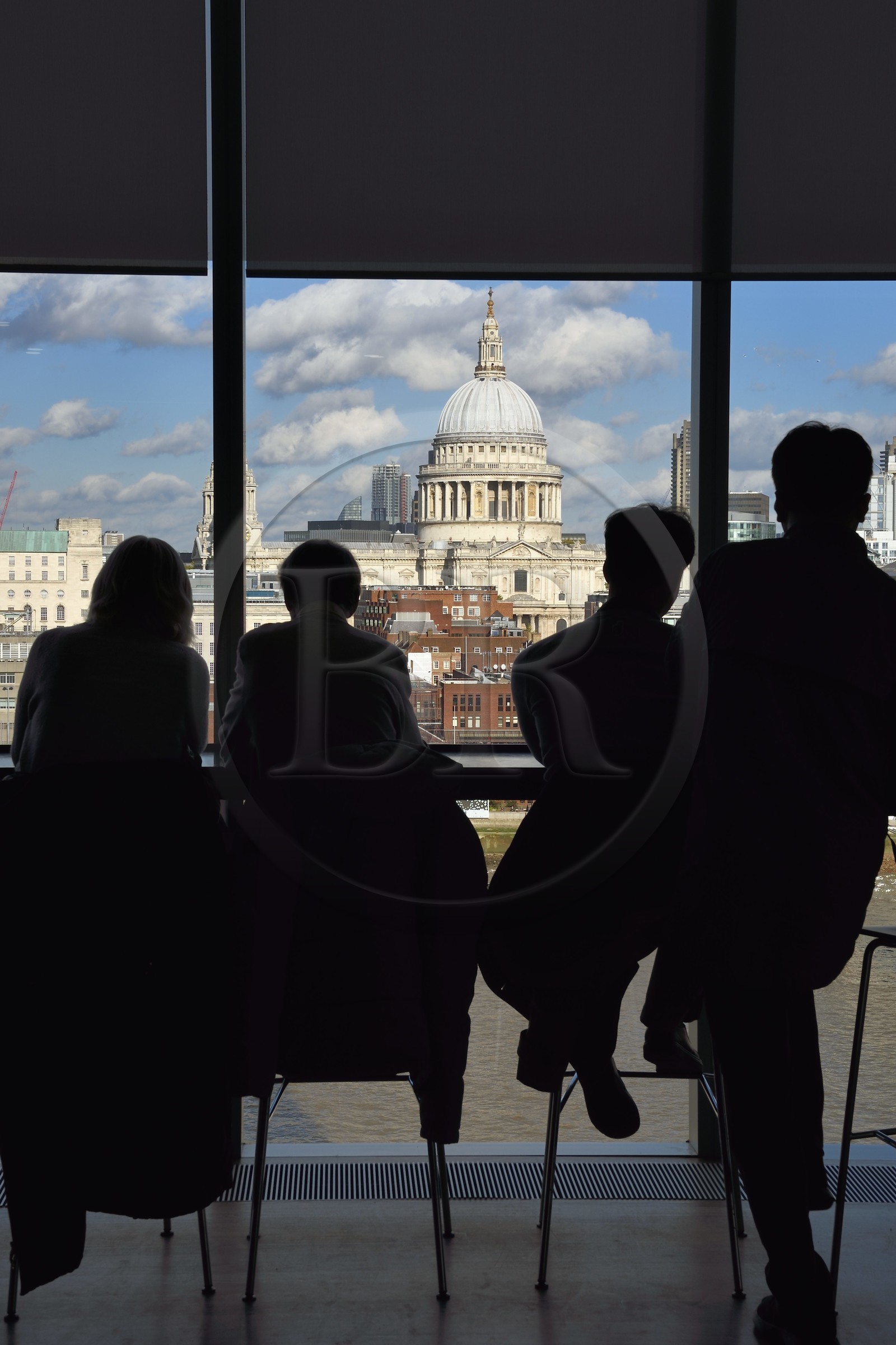 Royaume-Uni, Londres, vue sur la cathédrale Saint-Paul, la city et la Tamise depuis le café de la Tate Modern