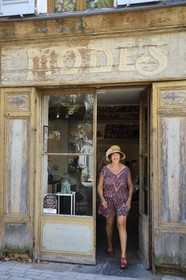 France, Var (83), Provence Verte, Cotignac, l'artiste peintre Corinne Vue devant son atelier galerie