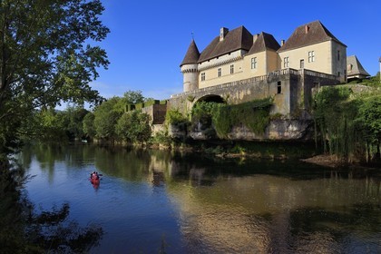 France, Dordogne, Perigord Noir, Vezere Valley, Thonac, Losse castle on its rocky outcrop along the Vezere river