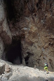 France, Var (83), entre Bagnols-en-Forêt et Roquebrune-sur-Argens, randonnée dans les Gorges du Blavet, la grotte du Muéron, habitat préhistorique