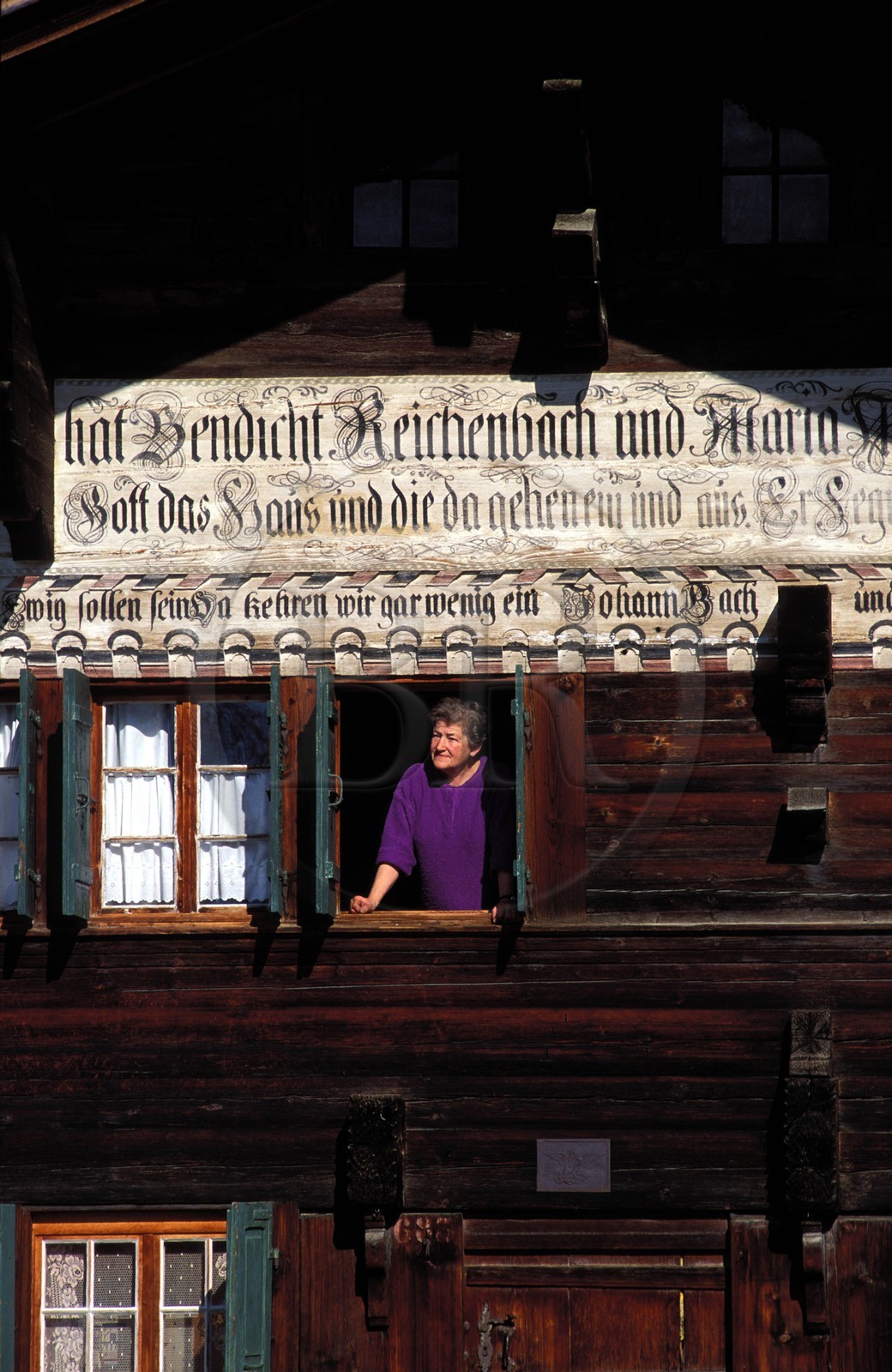 Suisse, région de Bern (Oberland Bernois), Saanenland, Gstaad, ferme traditionnelle en bois décoré