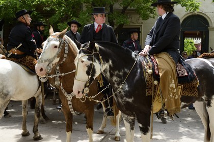 Argentine, province de Buenos Aires, San Antonio de Areco, fête du Jour de la Tradition (Dia de la Tradicion), gauchos à cheval en habit traditionnel, estancieros (gauchos propriétaires d'un ranch)