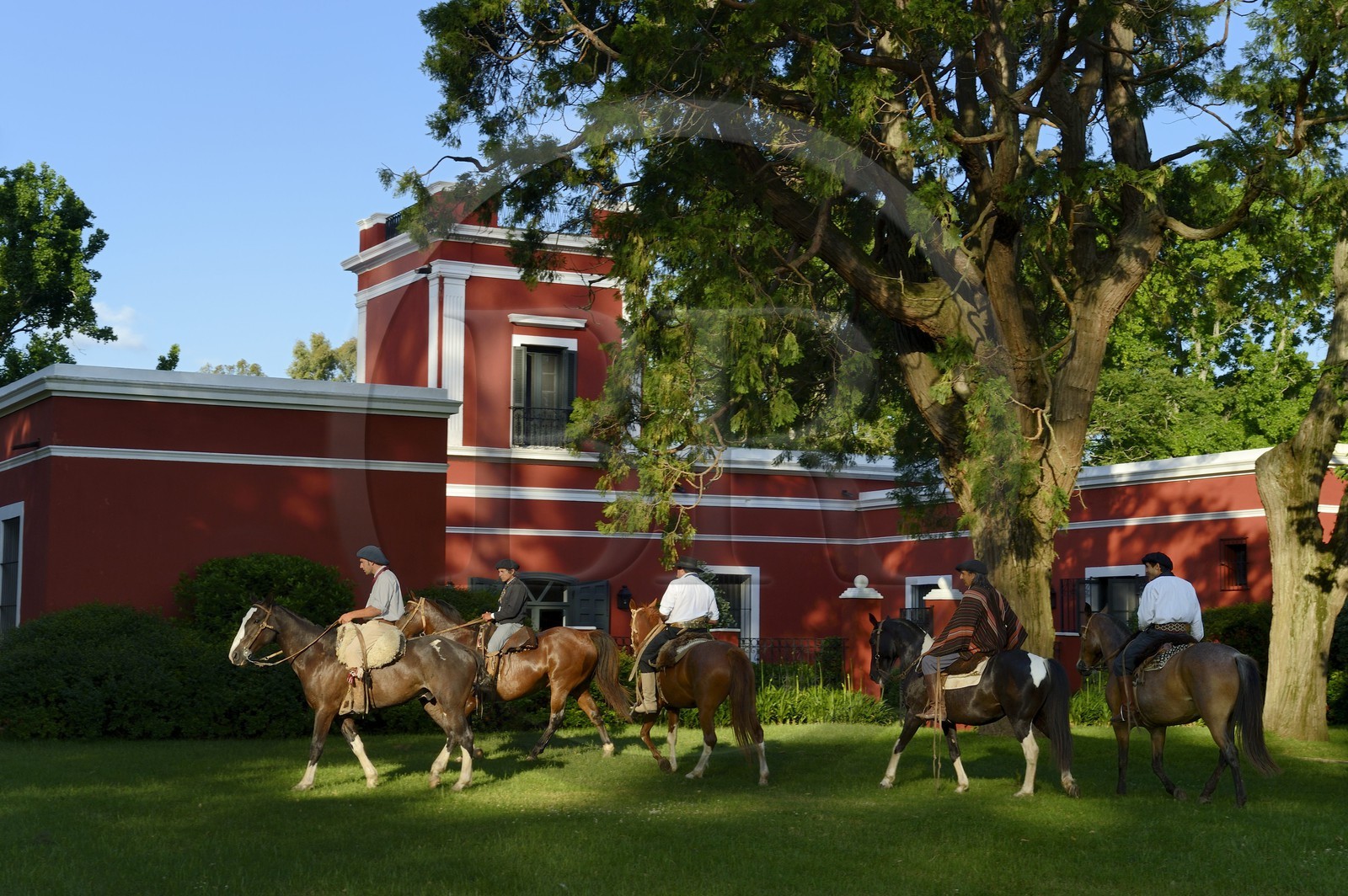 Argentine, province de Buenos Aires, San Antonio de Areco, groupe de gauchos à cheval devant l'estancia La Bamba de Areco