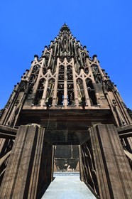 France, Bas-Rhin (67), Strasbourg, vieille ville classée au Patrimoine Mondial de l'UNESCO, la cathédrale Notre-Dame, vue de la flèche depuis le haut de la tour octogonale, elle est équipée de huit escaliers extérieurs cachés dans ce dessin complexe de pyramide à huit pans