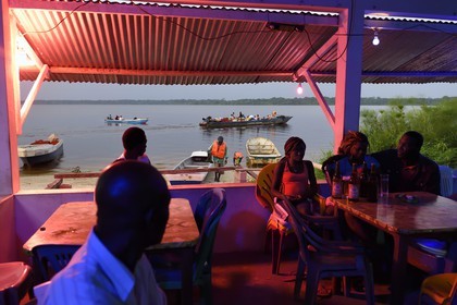 Gabon, province de Ogooué- Maritime, Omboué, petite ville située au bord de la lagune Fernan Vaz (Nkomi), petit café du port