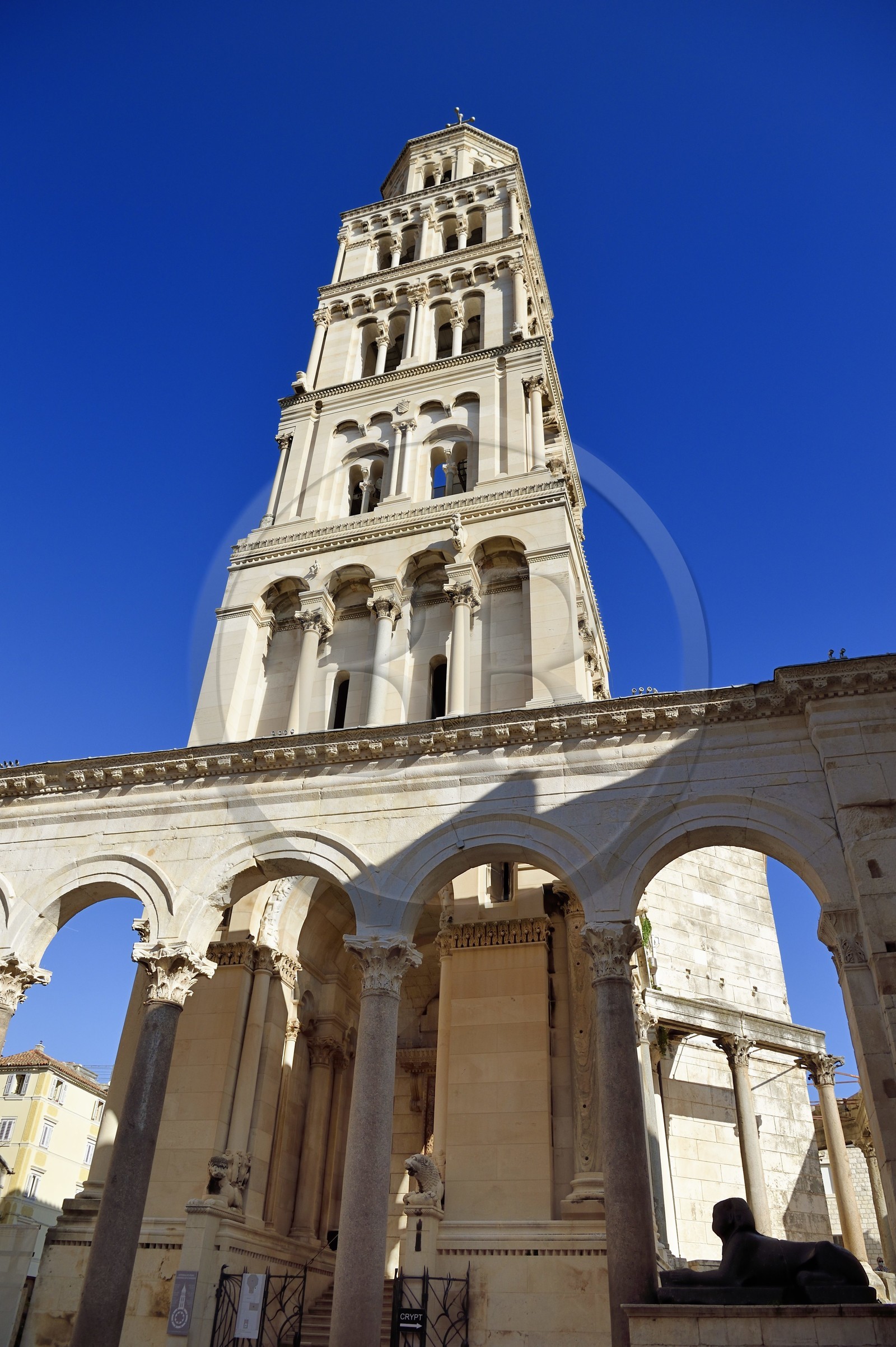 Croatie, Dalmatie, cote dalmate, Split, vieille ville romaine classée Patrimoine Mondial de l'UNESCO, palais de Dioclétien, la tour de la cathédrale Saint-Domnius construite sur l'ancien mausolée de l'empereur romain Dioclétien
